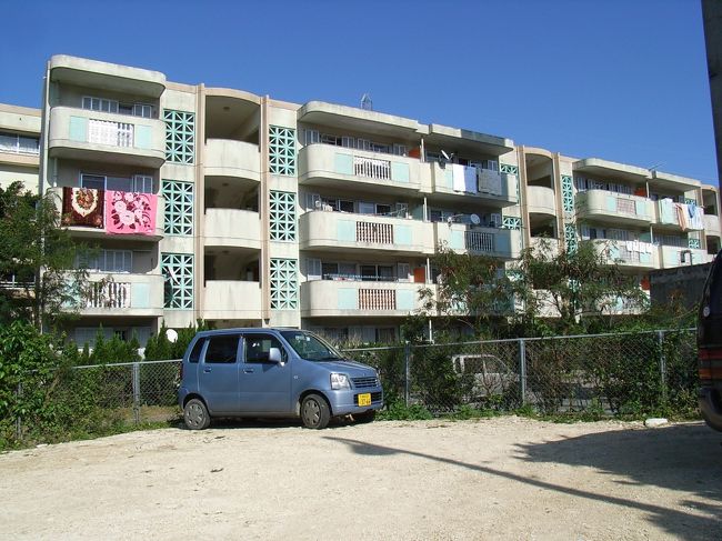 バス停の名前の通り、団地があります。<br /><br />実はここに来るまで周りは全くの原野で、<br />本当にこんな名前のバス停があるオだろうか？<br />半信半疑でした。<br /><br />勝連城を下りて左側になります。