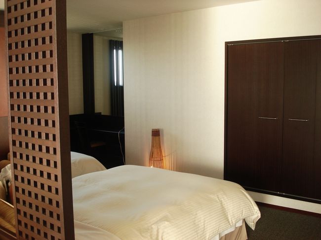 この日はお部屋でマッサージ。<br /><br />お願いしたのは久米島で工房を開いている佐久田さん。<br />あったかーい感じの女性です。<br />台風で工房がやられてしまったとのことで、<br />ホテルのお部屋まで出張してくださいました！<br /><br />メニューの詳細はこちらで☆<br />http://zuzuhappy.ti-da.net/e1646815.html