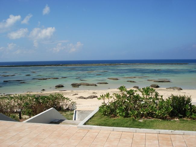 プールの先の階段からビーチへ降りると……