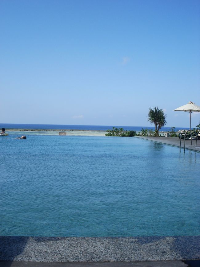 朝食の後はプールでのんびり。<br /><br />本を読んだり、水浴びしたり。<br /><br />時の流れがゆっくりな、シアワセなひととき。