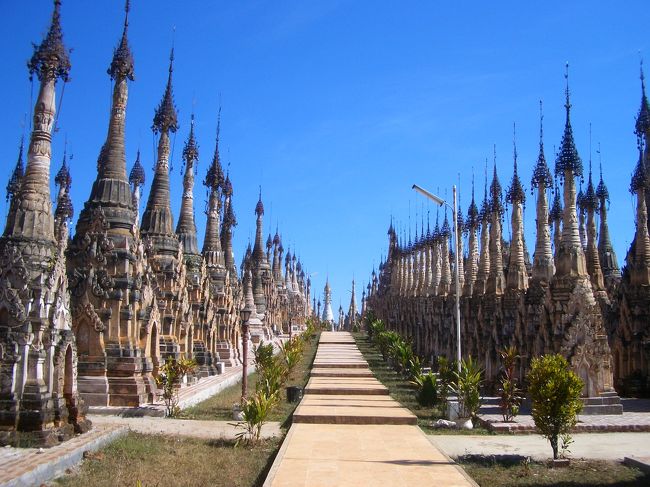 ニャウンシュエから車で約２時間くらいのところにあるカックー。２５００以上の仏塔群は壮観です。入場料３ドル。<br /><br />ちなみにパオ族のガイドが同行しなければカックーには入場できません。ガイド料５ドル。