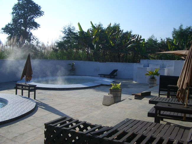 ニャウンシュエ近くのホテル内にある温泉（というか、温水プール？）。外国人専用温泉は５ドル。