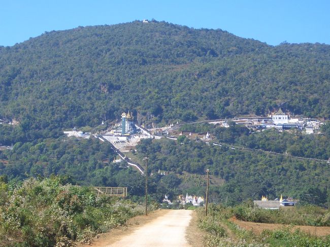 ニャウンシュエから車で約３時間のピンダヤ。<br />洞窟寺院が有名です。<br />ニャウンシュエからタクシーをチャーターして往復５０ドルでした。