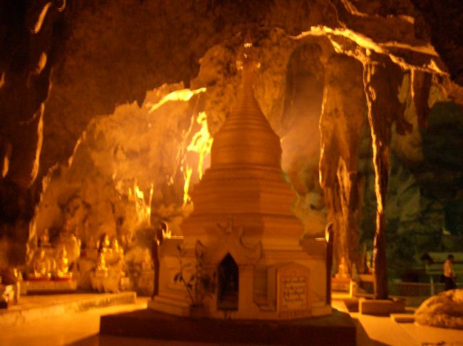 洞窟内部。洞窟自体は１５〜２０分くらいで見て回れます。