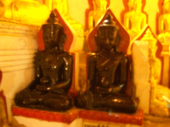 「汗をかく仏像」（ブレてますが）<br />この仏像の顔に浮いた「汗」を体に塗ると、幸福な未来＆美しさが手に入るそうですが、私が行ったときは汗かいてなかった．．．