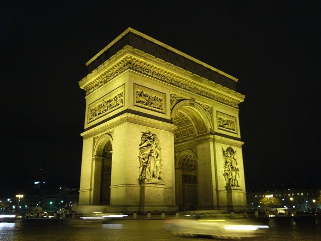 夕方まで仕事を行い、会社から成田へ直行。<br />２１：５５発のエールフランスで１４年ぶりのパリへ。パリ着は朝の５時前。５：４５始発のエールフランスバスで凱旋門まで。<br />早朝の凱旋門から弾丸トラベルのスタートです。<br />