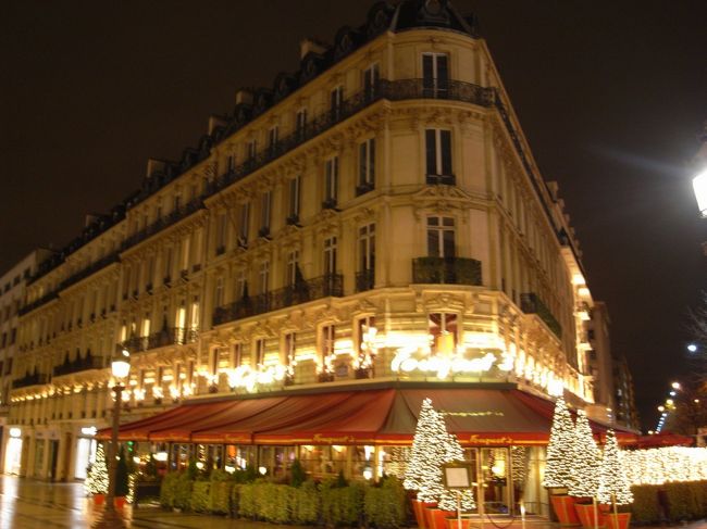 老舗のカフェ「フーケッツ」。初めてパリへ両親に連れられてきたときに一度来たことがあります。