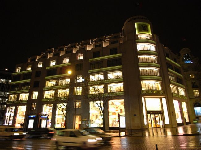 ルイ・ヴィトン本店。<br />ユーロ高で日本人の買い物は厳しそうです。