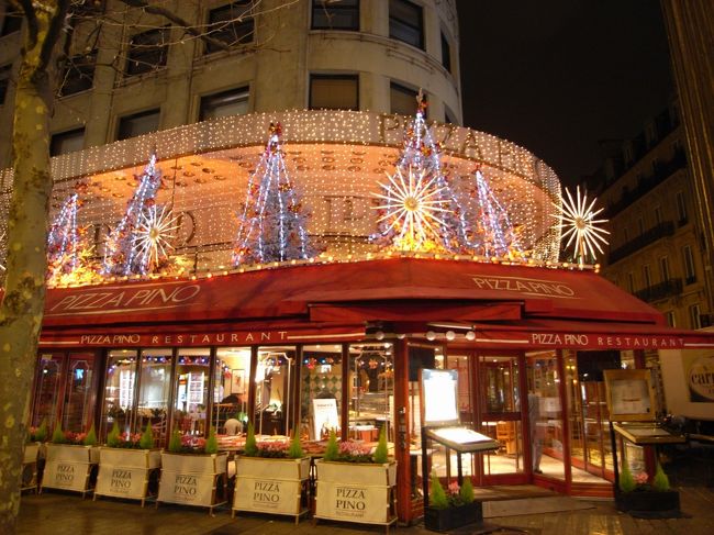 クリスマスの装飾が残るシャンゼリゼ。<br />だんだんパリにいる実感がわいてきます。