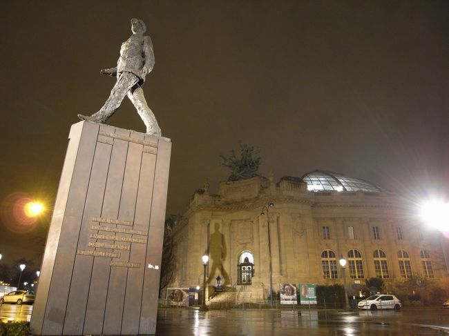 シャルル・ド・ゴールの銅像の影がバックに写ってます。
