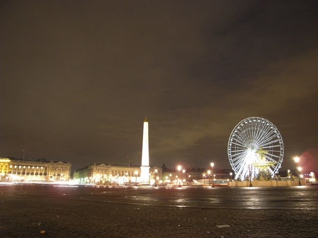 広場全景。<br />すでに午前７時半くらいにもかかわらず、真っ暗です。