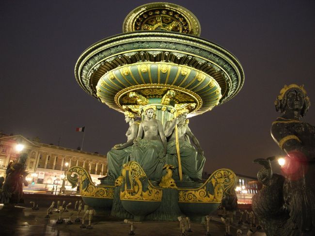 ガイドブックによるとルイ１６世の処刑はこのあたりで執行されたそうです。