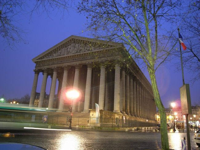 さらに歩いてマドレーヌ寺院まで到着。