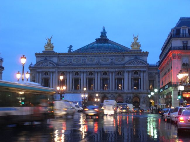 オペラ・ガルニエ。<br />当然まだこの時間（午前８時前）では中には入れません。パリに到着して３時間余りですが、スーツケースを引っ張りながらかなりのペースで観光スポットを回わりました。