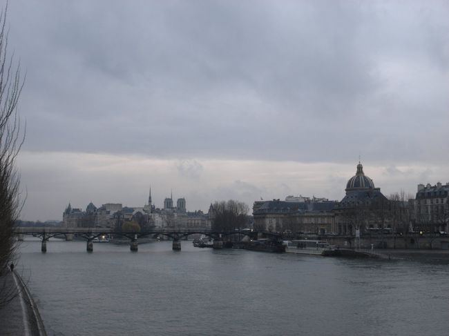 朝のセーヌ川。<br />ネスカフェのＣＭソングが自然と流れます。
