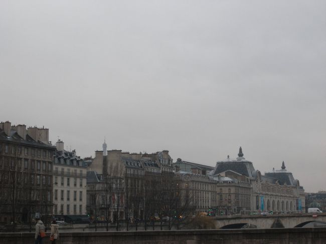 地図によるとホテルはセーヌ川に面しており、ちょうどルーブルの向い、オルセーの並びということで、このあたりでしょうか。<br />