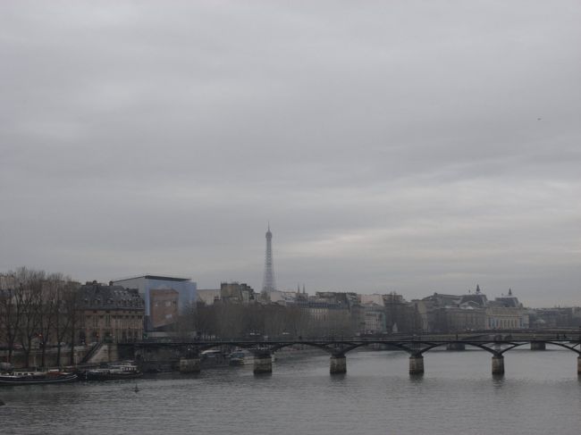 今度はポン・ヌフからエッフェル塔方面の眺め。<br />ネスカフェの音楽は頭の中で止みません。