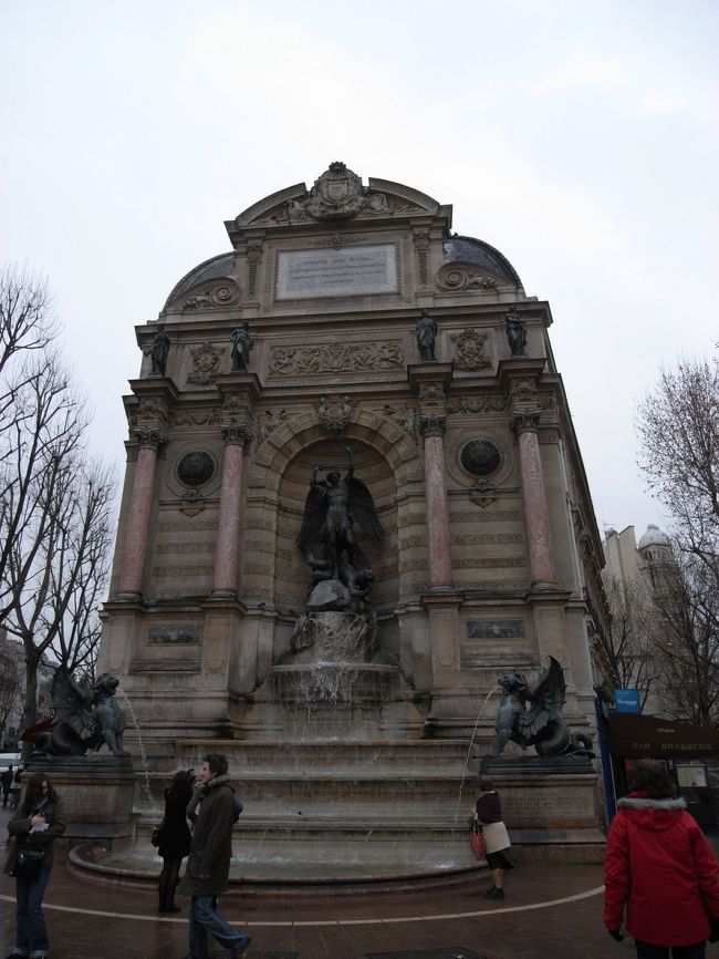 サン・ミッシェル駅を出たところの広場。