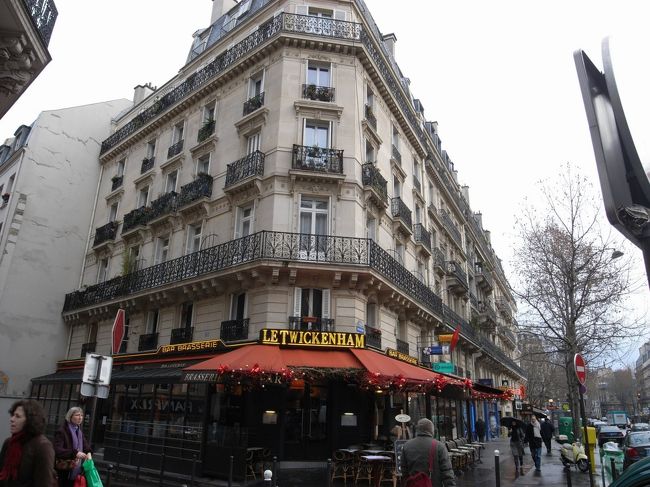 そろそろ朝食をということでこちらのカフェでいただきました。パリでの一発目のカフェオレはおいしかったです。