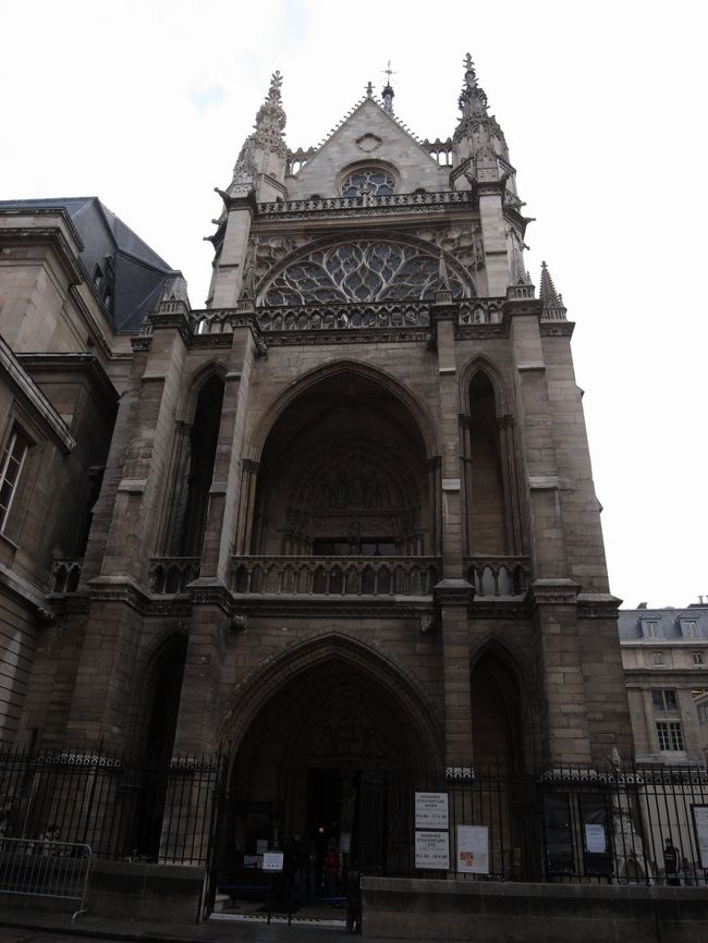 おなかを満たした後はサント・シャペルのステンドグラスを見に行きました。<br />すでに行列ができていました。