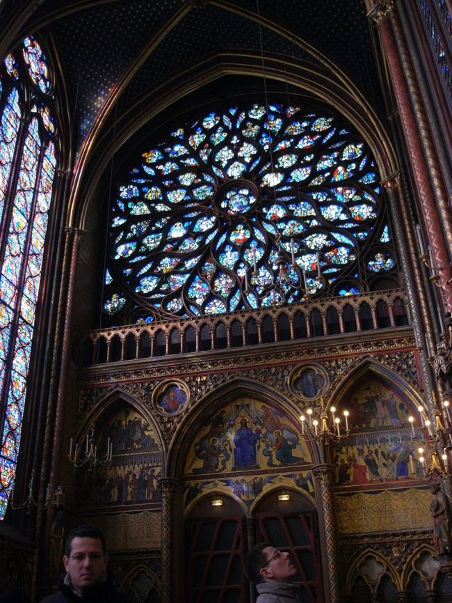サント・シャペルのステンドグラス。<br />