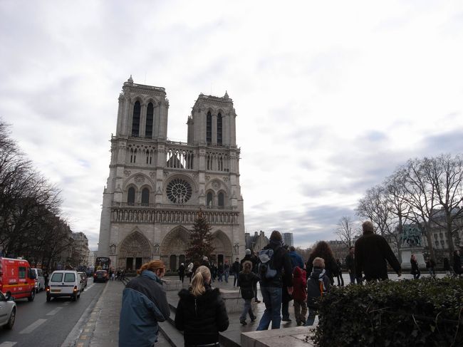 続いて５分くらい歩いたところにあるノートルダム寺院。ステンドグラス続きです。