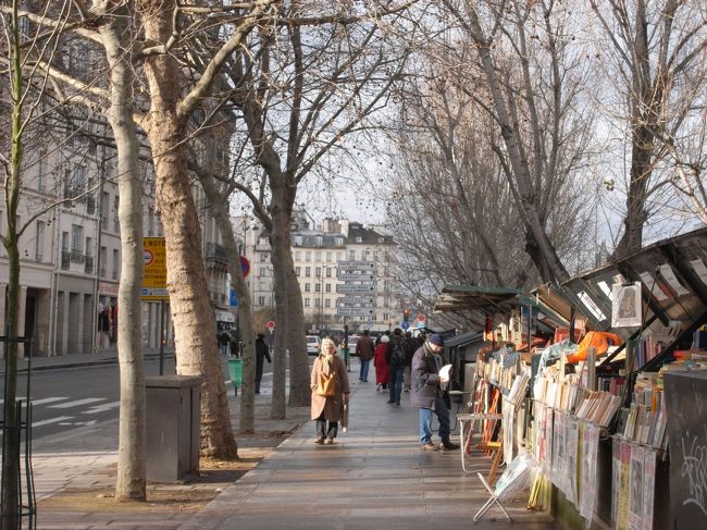セーヌ川沿いの古本屋さんがオープンし始め、賑やかになってきました。