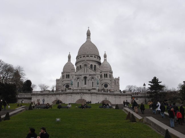 メトロに乗って今度はモンマルトルへ。<br />サクレ・クール聖堂