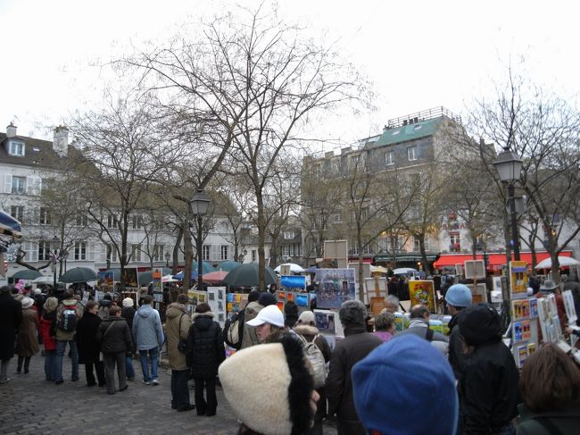 テルトル広場は画家で賑わっていました。