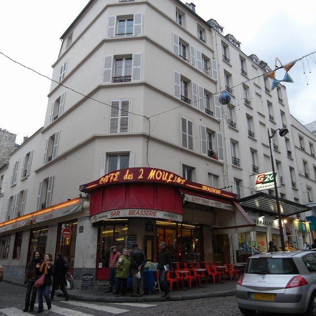 映画アメリの舞台カフェ・デ・ドゥ・ムーラン。<br />またカフェオレを飲みました。<br />アメリファンと思われるいろんな国の観光客が記念撮影をしておりました。