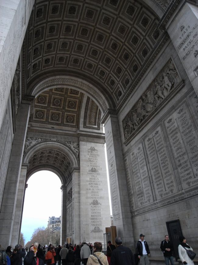 凱旋門を下から
