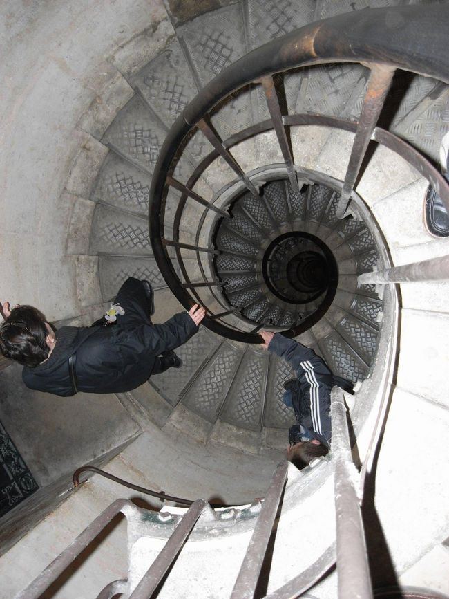 凱旋門の展望台へ。<br />以前はエレベータに乗れたと思いましたが一般は階段のみのようです。かなり足に来ました。