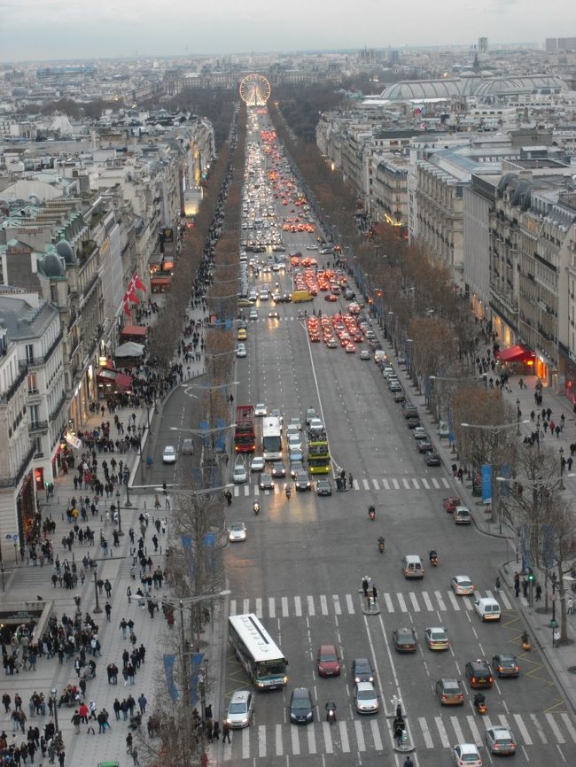 凱旋門展望台から眺めるシャンゼリゼ。