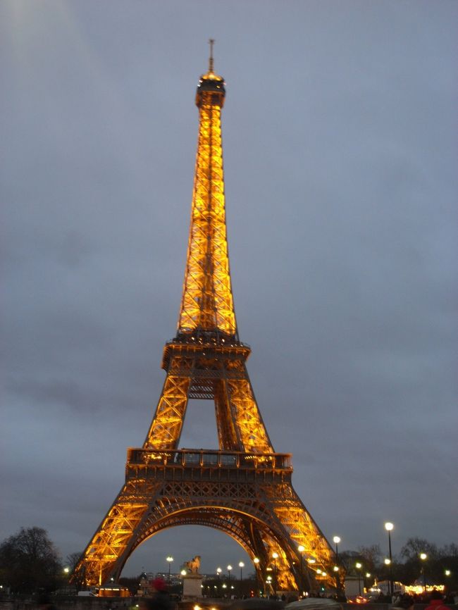 小雨が降ってきてちょっとがっかりしていたところ、エッフェル塔が点灯しました。