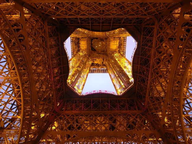 エッフェル塔を下から
