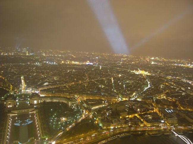 エッフェル塔からのサーチライトが幻想的です。<br />天候が悪くなりましたがその分雲に光があたりそれはそれで素晴らしかったです。