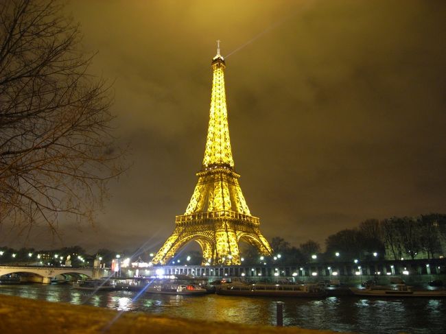 セーヌ川沿いを散歩。<br />エッフェル塔はどこから見ても絵になります。