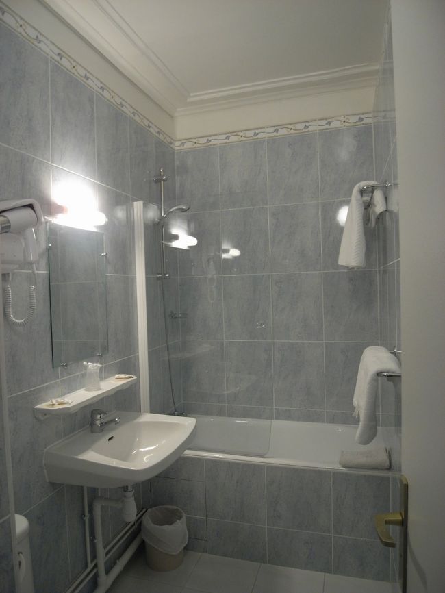 ２つ星ですが改装しておりきれいな部屋になっています。