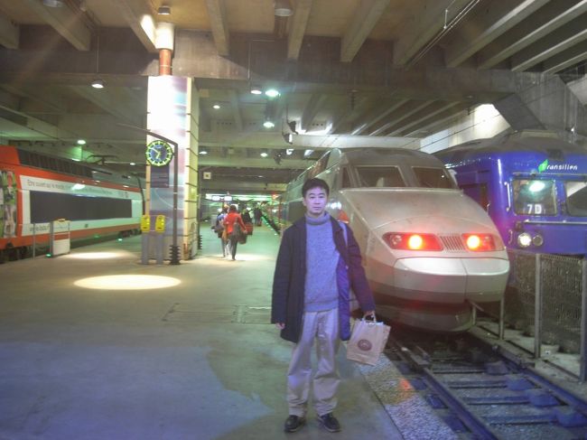 パリ・モンパルナス駅を朝７：０５に出るＴＧＶで約２時間のレンヌ駅まで。レンヌ駅からモンサンミッシェルまではバスで１時間３０分。<br />ＴＧＶが遅れ、バスの時間を過ぎてしまったのですが、ＴＧＶがつかないことにはバスに乗る人もいないようで待っていてくれました。バスの料金は乗車時に支払います。予約は要りません。