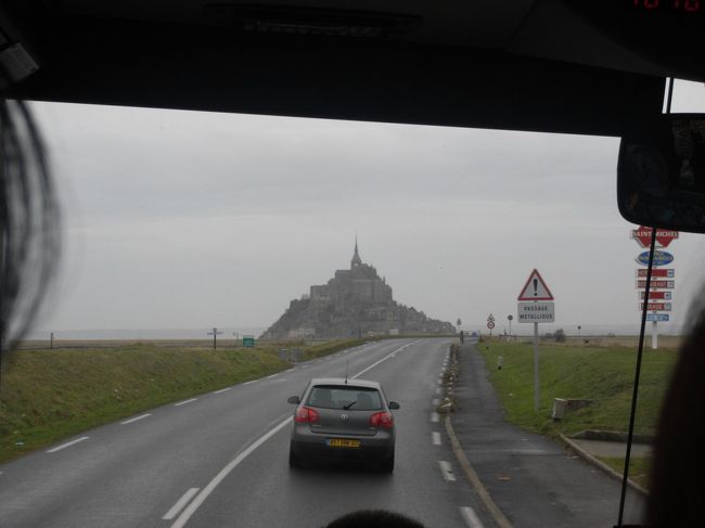 バスは予定より早く１時間１０分でモンサンミッシェルに到着。バスからおなじみの景色が見えてきました。<br /><br />※ちなみにレンヌ行きの帰りのバスですが時間が変更になっており、ＴＧＶの乗り継ぎが危なかったです。かなり多くの人が同じ電車を手配していたようです。最新の時間を確認することをお勧めします。<br />スケジュール変更後のバスだと列車の乗り継ぎに間に合わないことになっていたのですが、最終的にはバスのドライバーがかなり急いでくれて列車出発の１０分前に到着しました。バス会社が古いバスの時刻表で列車の手配をしている旅行客が多いことを把握しているのだと思います。