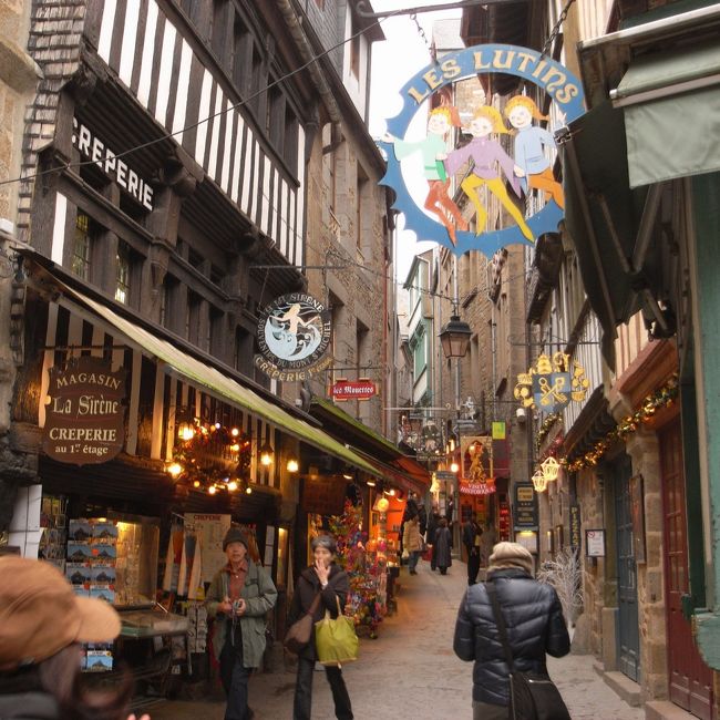 江の島か？と思うほど日本人観光客で賑わっています。