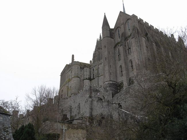 坂を上がると修道院の中心へ