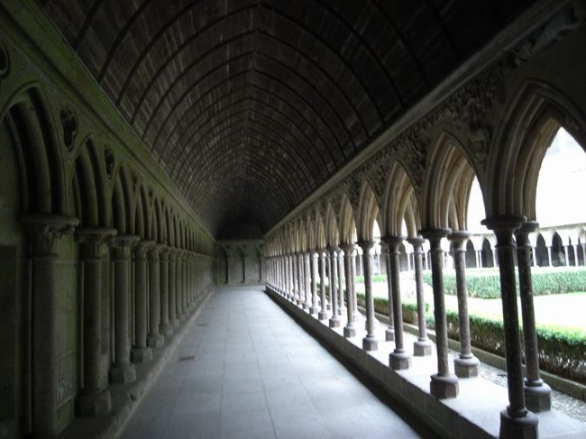 回廊や礼拝堂など中はいろいろな見どころがあります。