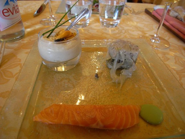 コースを頼みました。<br />この前菜が非常においしかったです。「ヤバい」といった感じでした。特に左上の料理。ホワイトソースと何かを混ぜたようななんとも言えない味です。これだけでももう一度食べたい。