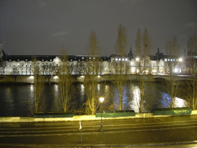 パリに戻ってきました。<br />ホテルからの眺めです。向かいはルーブルです。