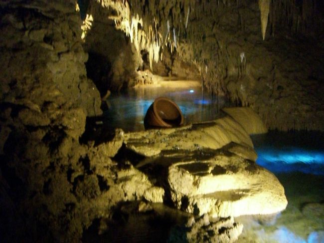 鍾乳洞は家から１時間くらいのところにあって、<br />そこへいつでも行けるからと、<br />前回は入らなかった。<br />でもいつでも行けると思いながらも<br />なかなか行く機会がない。<br />沖縄のも見てみたいなとも思って<br />今回は行ってみることにした。<br /><br />小５長女は暗闇と不思議な雰囲気に怖がって、<br />「早く行こう」を連発。<br />もっとじっくり見て歩きたいのに・・・・<br /><br />それにしても、<br />３０万年かけて自然が造りだした鍾乳洞、<br />すごいな〜としか言えない。<br />とても不思議。<br />