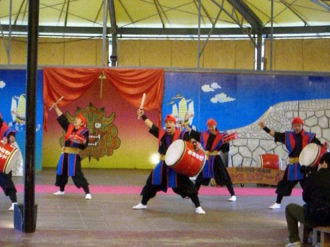 玉泉洞を出て、<br />今回は王国村は素通り。<br />前は陶器工房でろくろ体験したり、<br />琉球衣装で記念撮影したりしたけど、<br />一度見たからもういいかなと<br />先に進む。<br /><br />そして「スーパーエイサー」<br />せっかく来たのだから、<br />これだけは絶対に見たかった。<br />迫力あって、気分がすっきりする。<br />