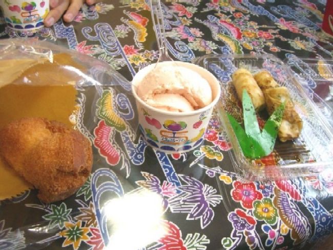 途中、おいしそうなサーターアンダギーを<br />売っているところがあったので、<br />そこで休憩。<br /><br />アイスもおいしそうなので、<br />サトウキビ、マンゴー、紅芋と、<br />近くにはないものを選んで食べてみる。<br />どれもおいしい。<br /><br />そしてヒラヤチーも食べてみた。<br />沖縄風お好み焼きなんだそうです。<br />