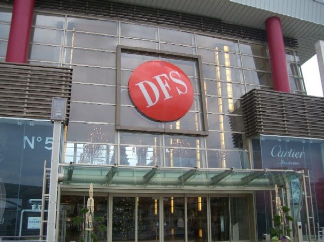 お昼ごはんをどうしようと思ってたら、<br />前日に乗ったスカイバスに<br />DFSのレストランの割引券が付いていた。<br />そしてJTBのツアーの特典で<br />ドリンク無料もある。<br /><br />行くしかないでしょう！<br />と、DFSに向かったのはいいけど、<br />ものすごい渋滞。<br />かなりの時間待った後、<br />この渋滞の原因はDFSの手前にある<br />駐車場での渋滞だった。<br />全く関係ない車の列に並んでいたことになる。<br />