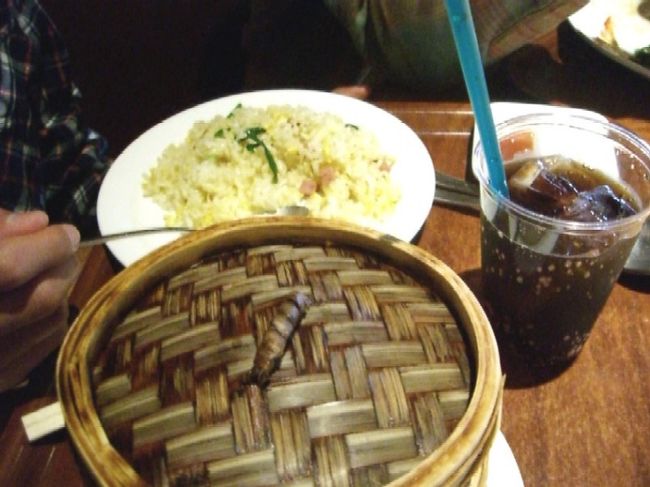 無料のドリンクをもらい、<br />みんな中華を食べることになった。<br />写真は炒飯としゅうまい。<br /><br />ここで食事を選んでいたとき、<br />後ろから「○○さ〜ん」と呼ばれた。<br />どうして沖縄で私の名前が呼ばれるの？？？と<br />思って振り向くと、<br />なんとなんと、我が家のお隣さんご一家だった。<br /><br />沖縄に行くとは聞いていたけど、<br />こんなところでバッタリ出会うなんて<br />ものすごい偶然！<br />